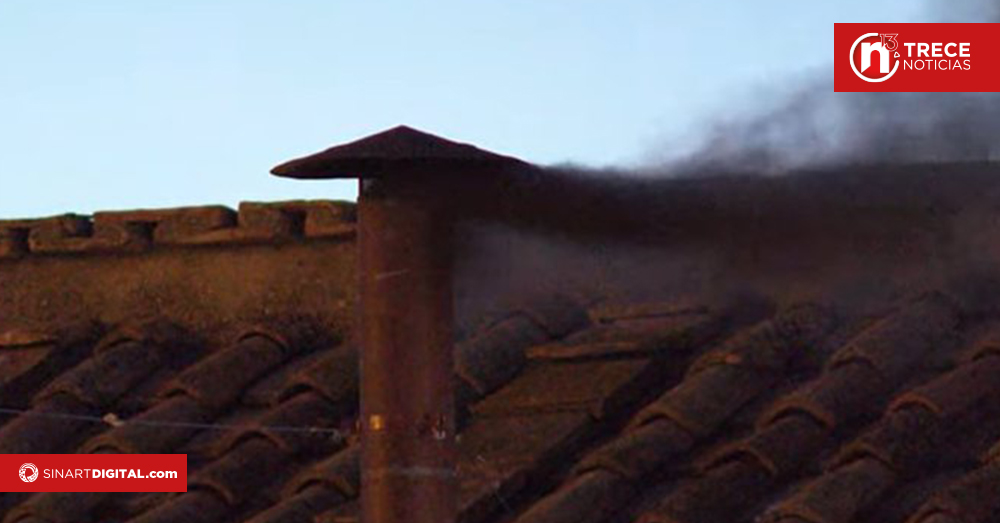 Repase el momento en vivo cuando se produjo la primera fumata del Cónclave