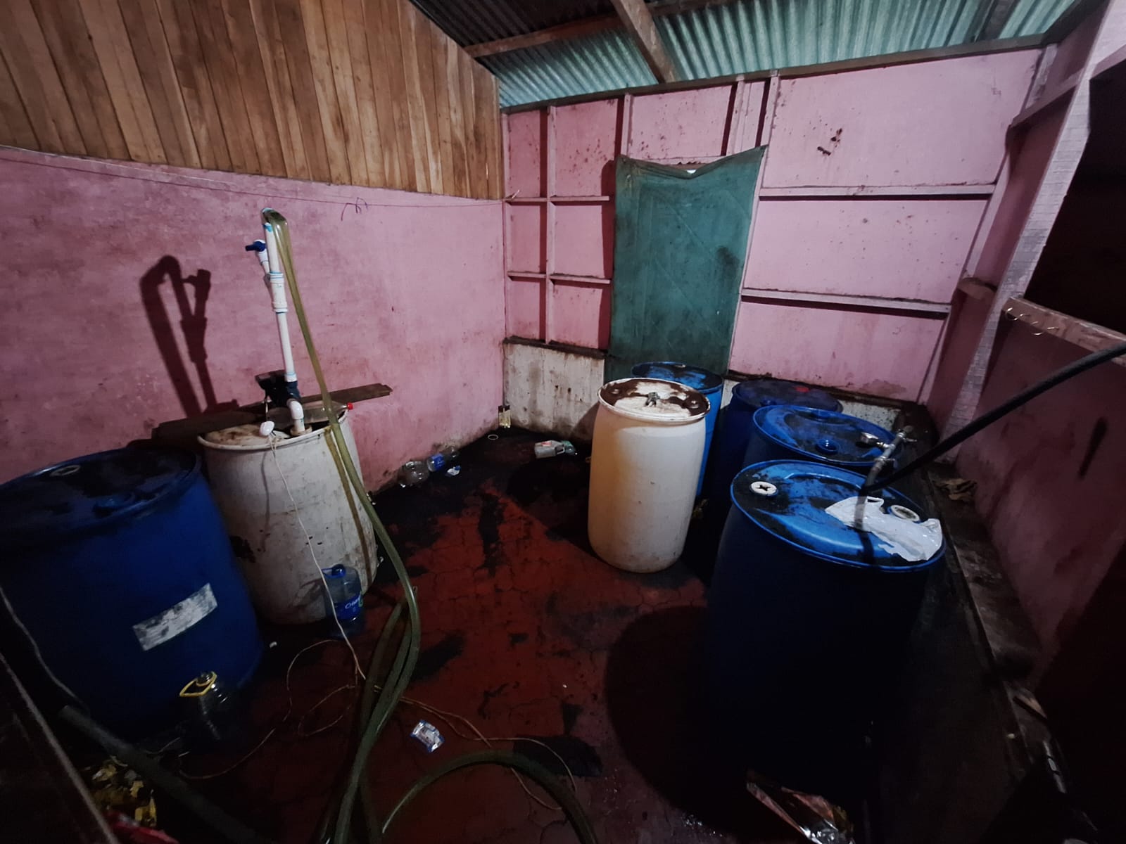 Desmantelan operación de robo de combustible con túnel subterráneo en casa