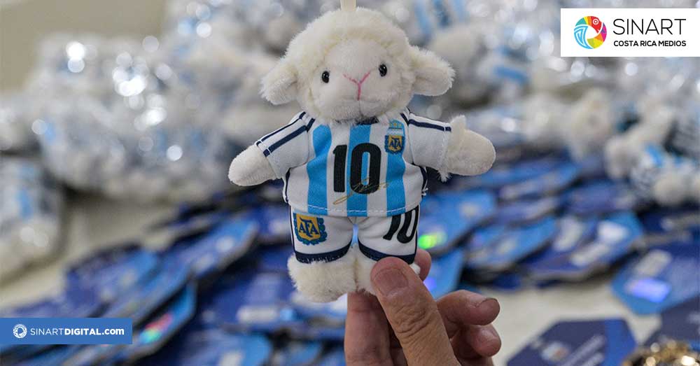 Peluches de Messi como "GOAT", un éxito entre los apasionados del fútbol en China