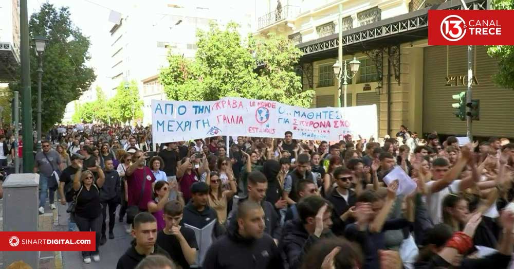 Estudiantes, profesores y funcionarios protestan en Grecia, "como en Francia"