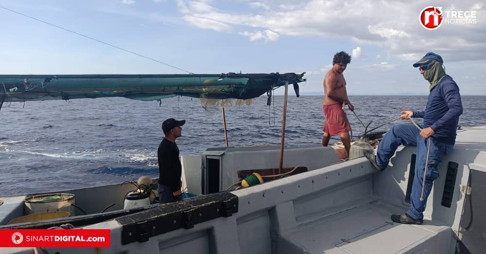 Guardacostas rescata a tres pescadores con problemas en lancha