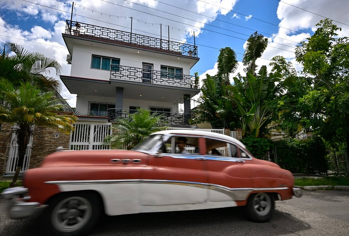 Los ángeles guardianes de las casas deshabitadas por la migración en Cuba
