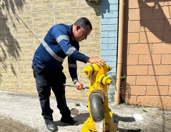 AyA abrirá hidrantes para lavar tuberías afectadas por contaminación