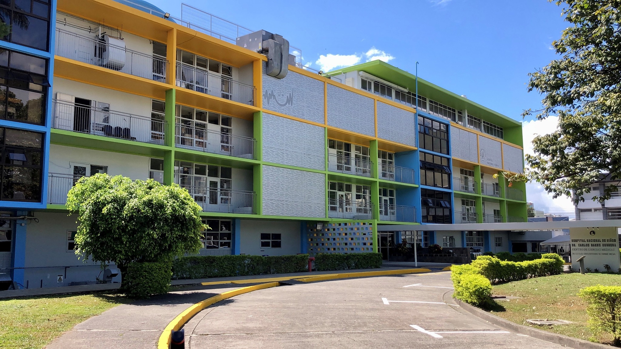 Niño con discapacidad está estable tras caer de rampa de bus