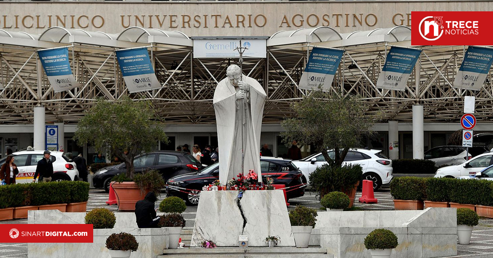 A las puertas del hospital del papa Francisco, los fieles no pierden la esperanza