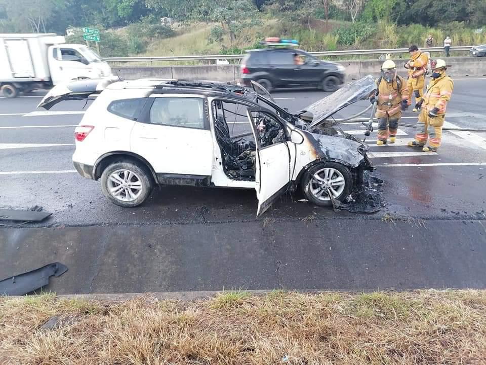 Cada vez, se queman más carros en carretera: Bomberos 
