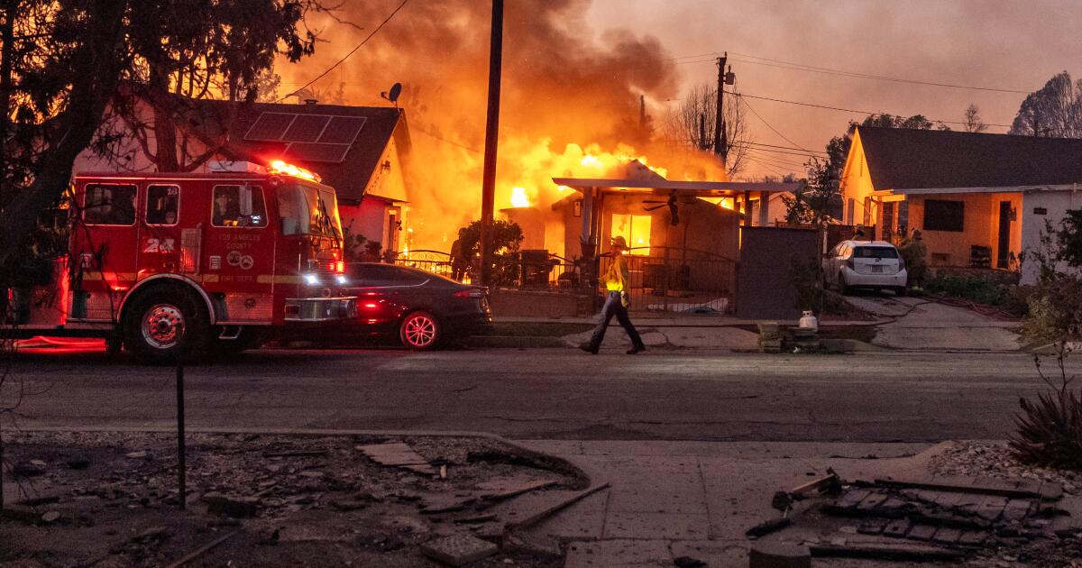Alcaldesa despide a jefa de bomberos por manejo de incendios en Los Ángeles