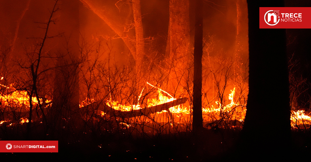 Unos 3.000 evacuados por incendio en la costa este de EEUU