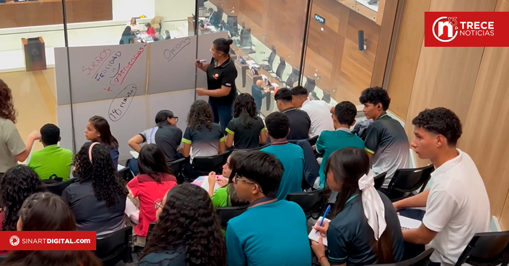 Jóvenes llegaron hasta la Asamblea Legislativa para denunciar su situación 