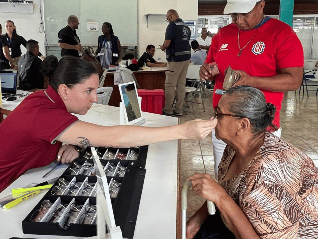 Campaña de salud visual en Limón beneficia a 50 pacientes por día