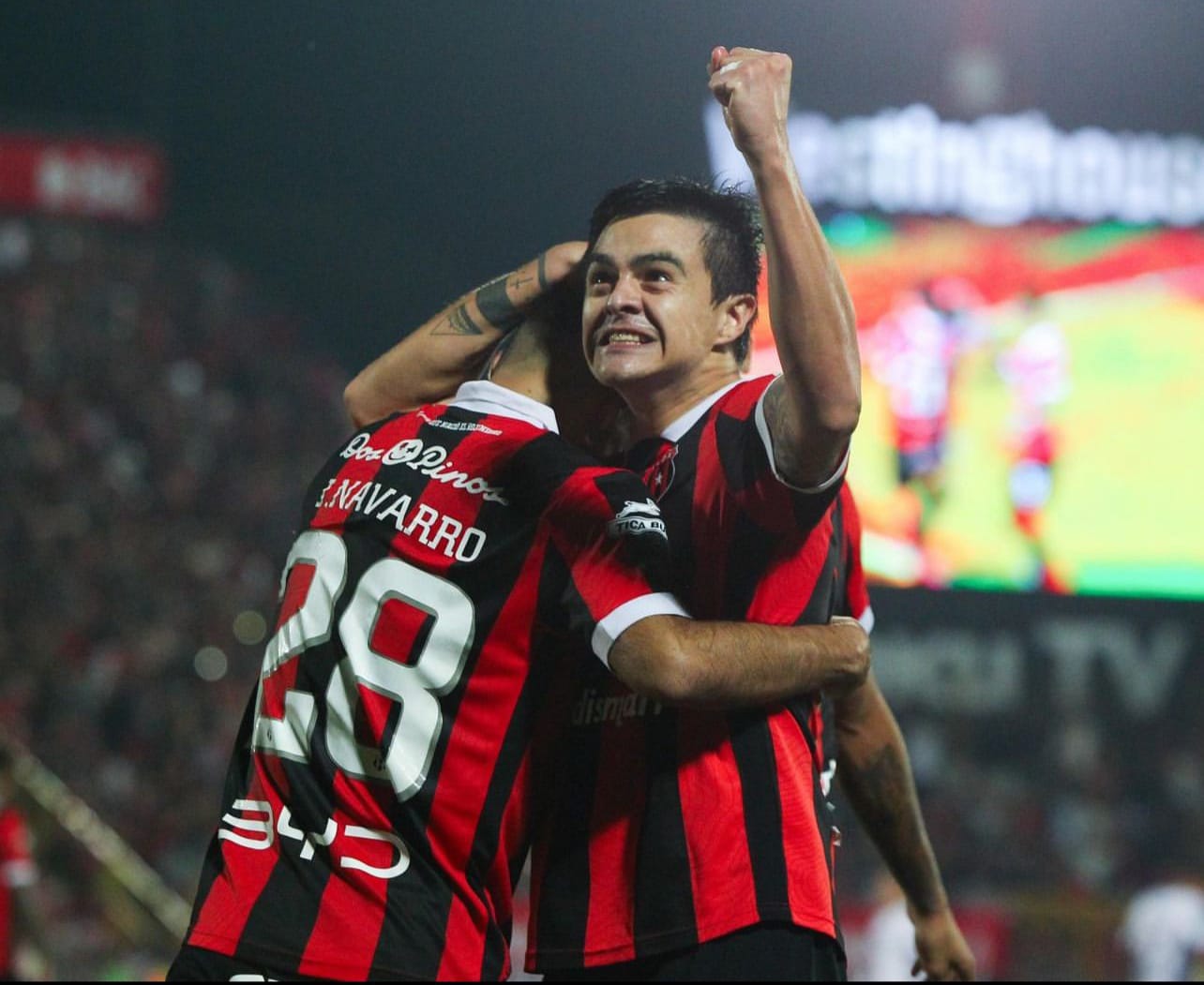Alajuelense gana en la última jugada en un partido lleno de polémica y expulsiones 