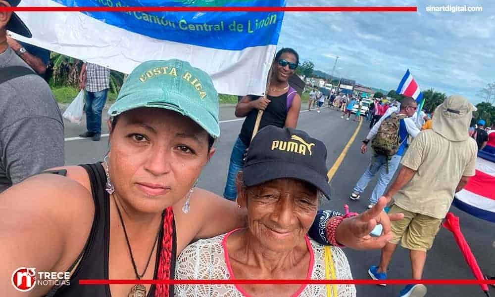 Cientos de limonenses cierran ruta 32 para exigir empleo y bonos de vivienda