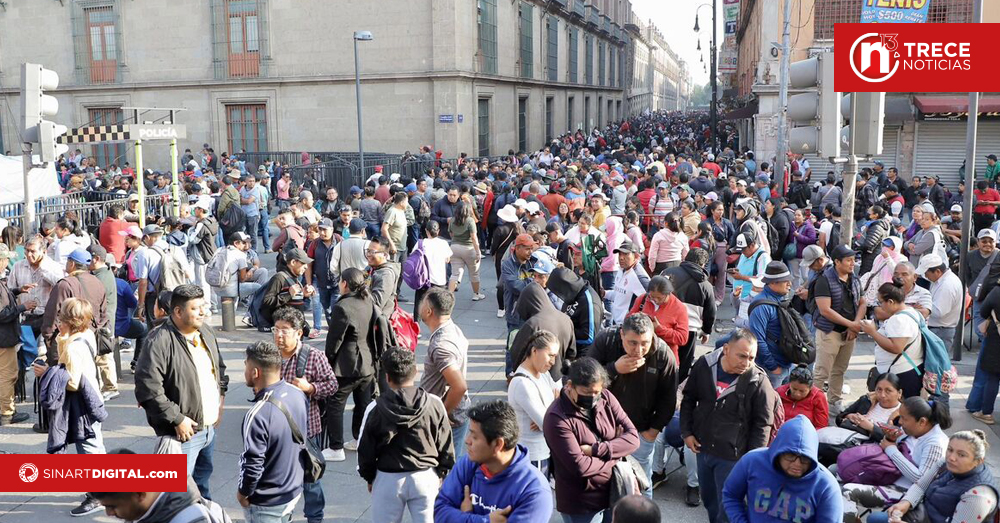 Protesta de maestros bloquea acceso al palacio presidencial de México