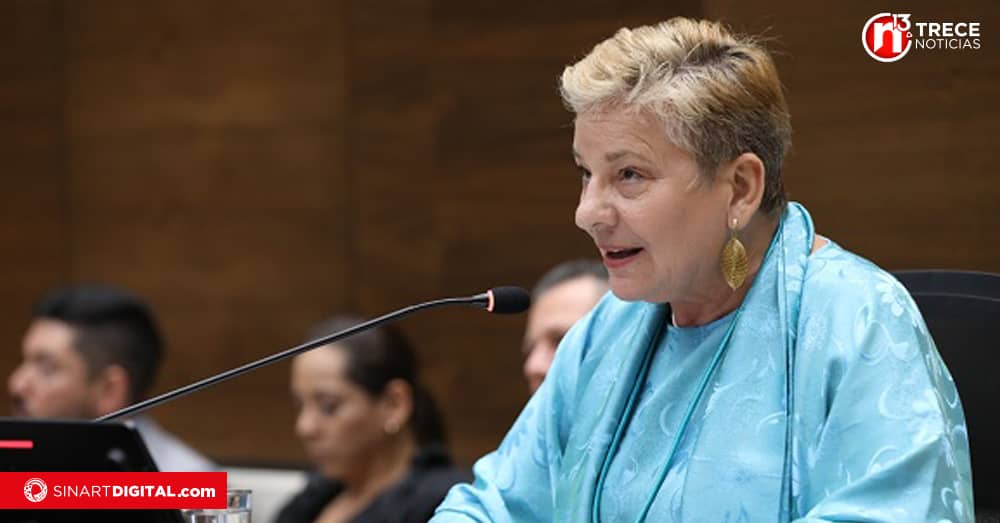 Mientras la ministra de Educación pide que la dejen trabajar, la oposición solicita su renuncia