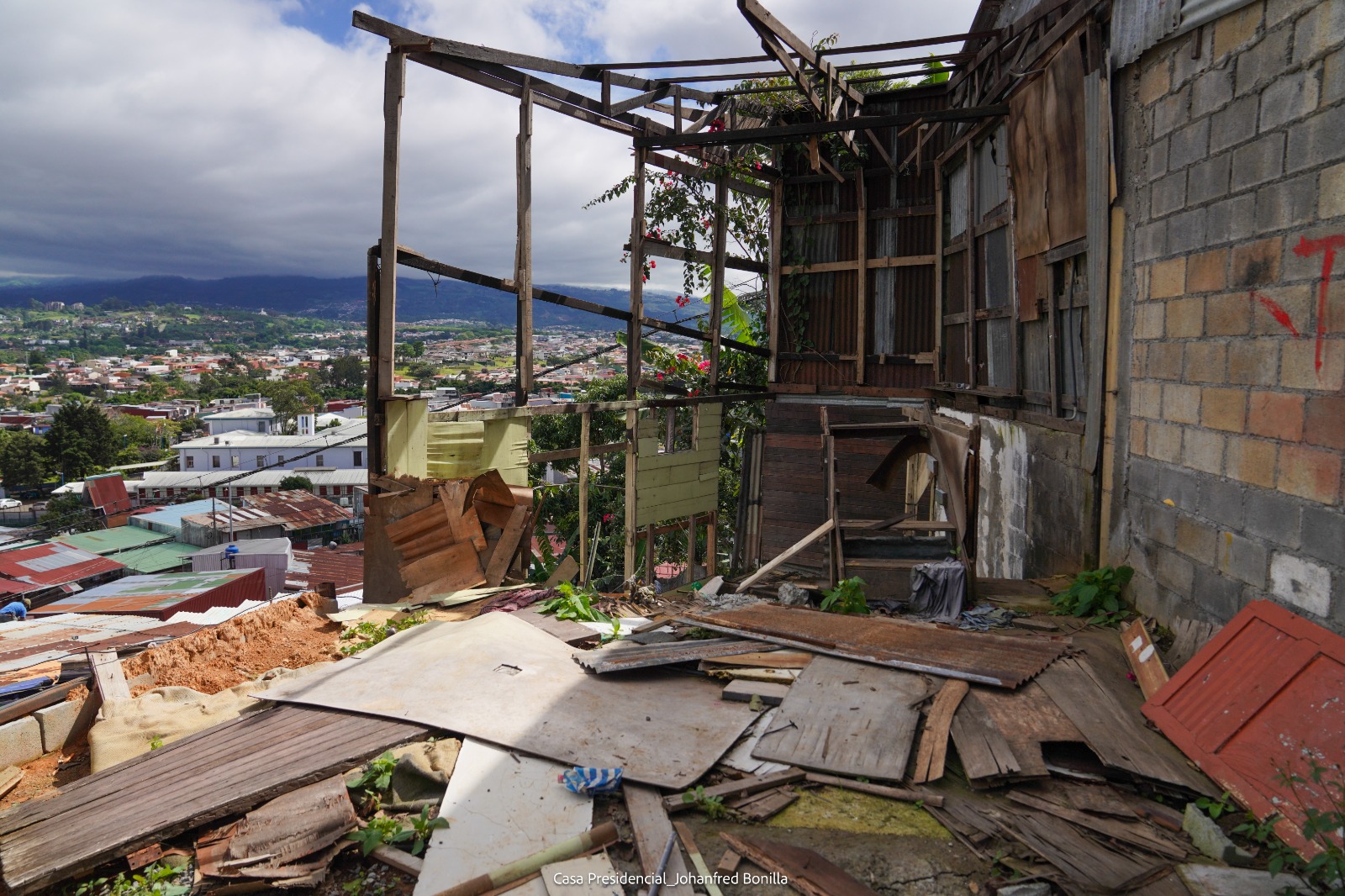 Desalojan a 110 familias de Miravalles 2 en Curridabat