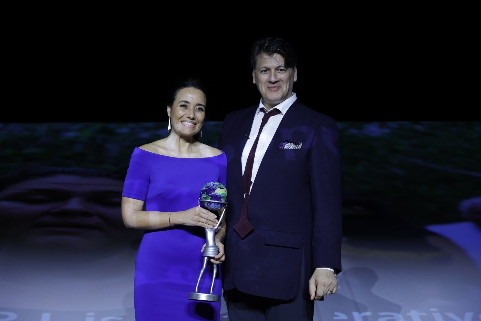 Pierre Cardin premia a Cooperativa puntarenense