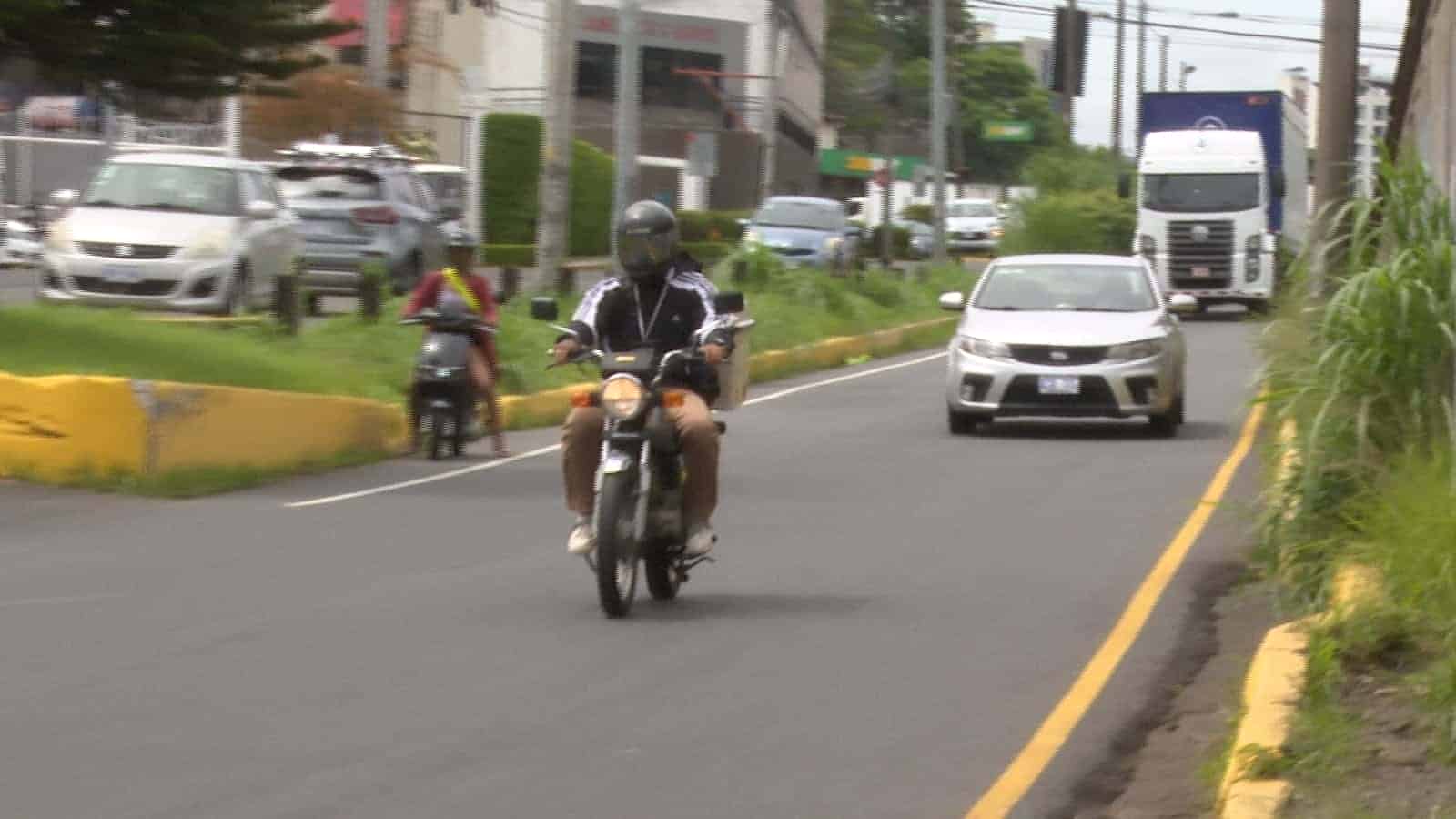 ¿Obligar a motociclistas a portar chalecos con número de placa podría combatir el sicariato?