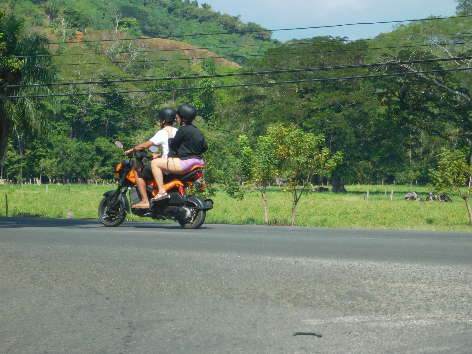 Motociclistas no pueden superar los 25 km/h al circular en medio de los demás vehículos 