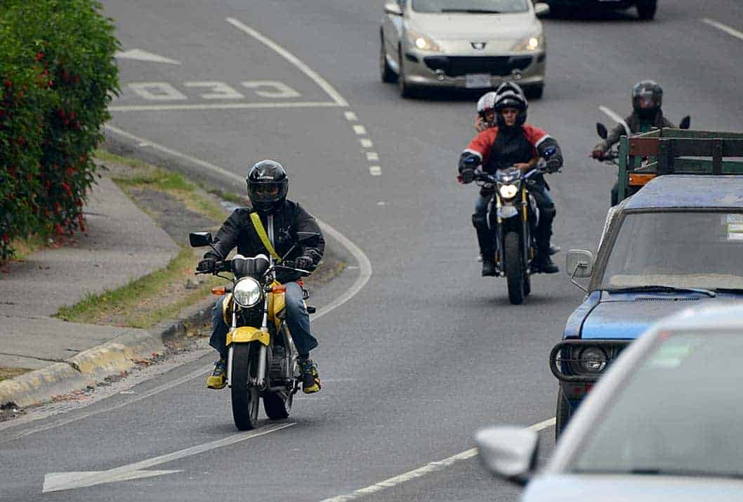 Gobierno busca que motociclistas porten chaleco con número de placa