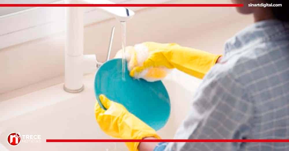 Mujeres hacen trabajo doméstico sin paga el doble de tiempo que los hombres