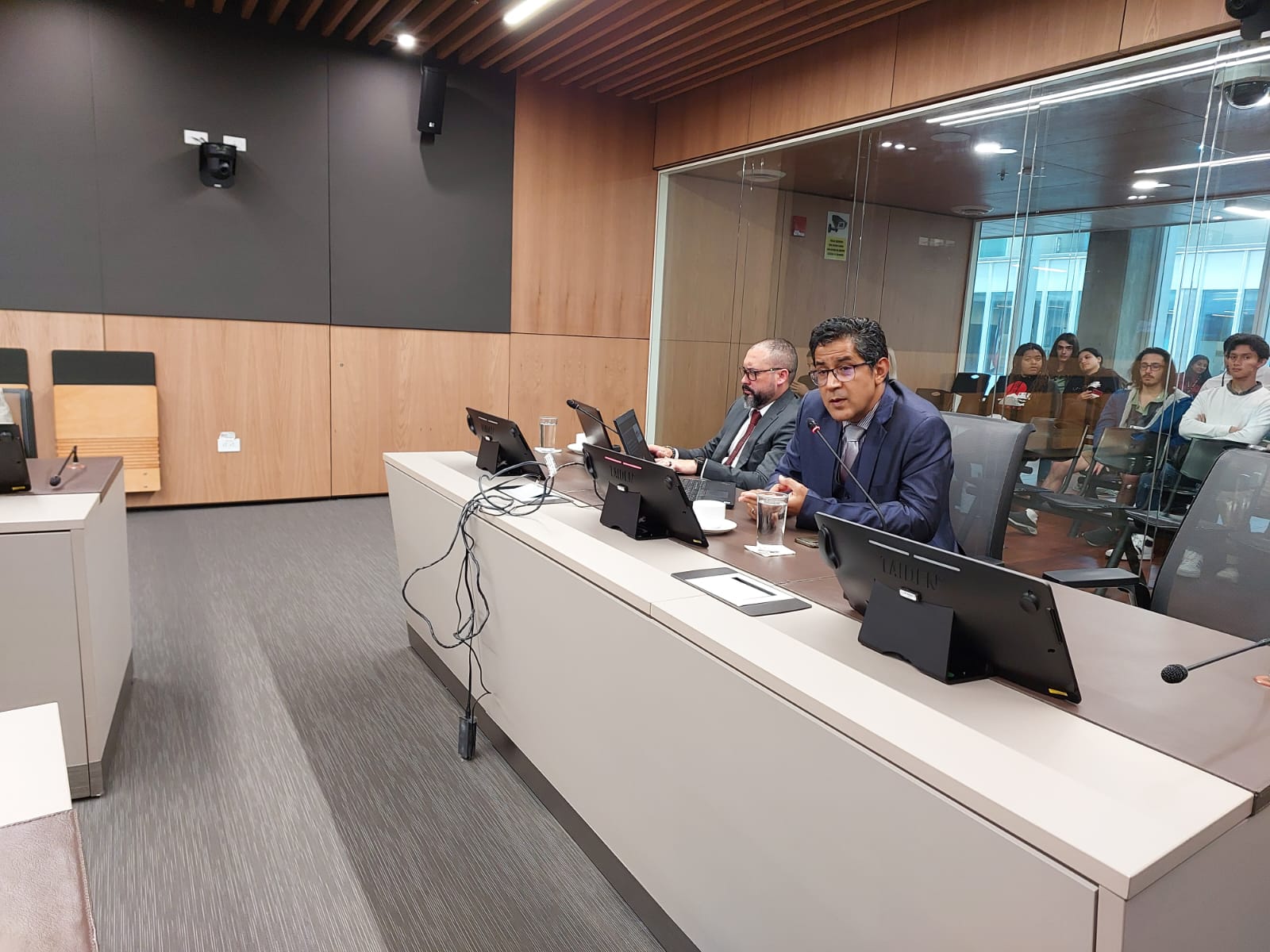 Hacienda busca negociar con diputados aporte de CCSS a crédito con el BID 