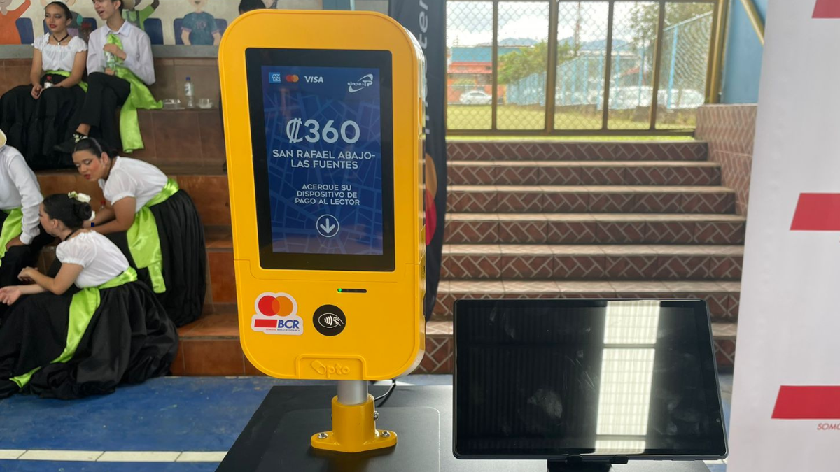 ¿Qué hacer si un autobús que debería aceptar pago electrónico le pide efectivo? MOPT aclara el proceso