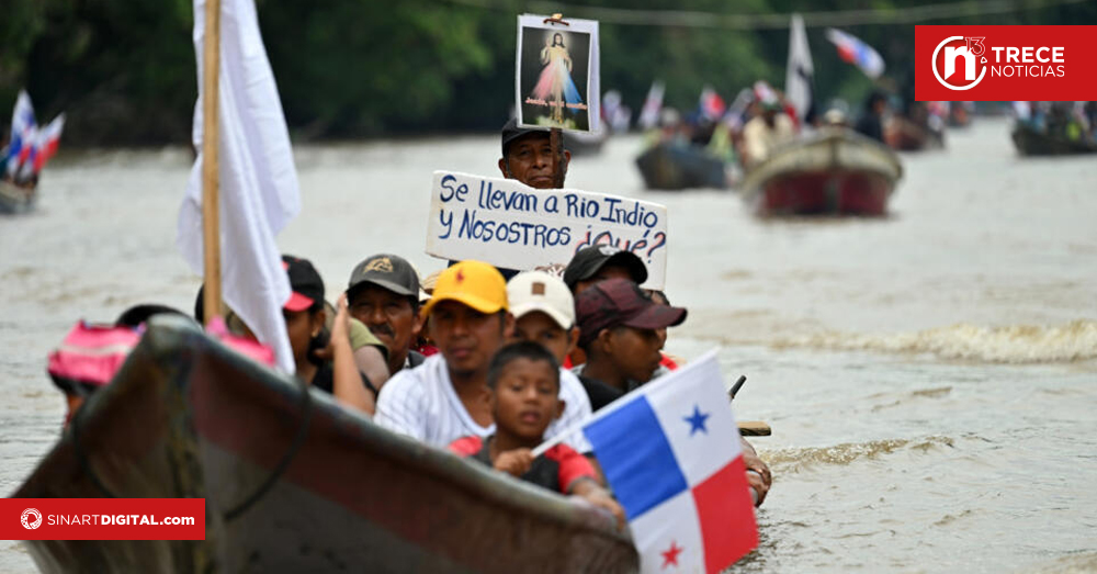 Campesinos protestan en canoas contra nuevo embalse del canal de Panamá