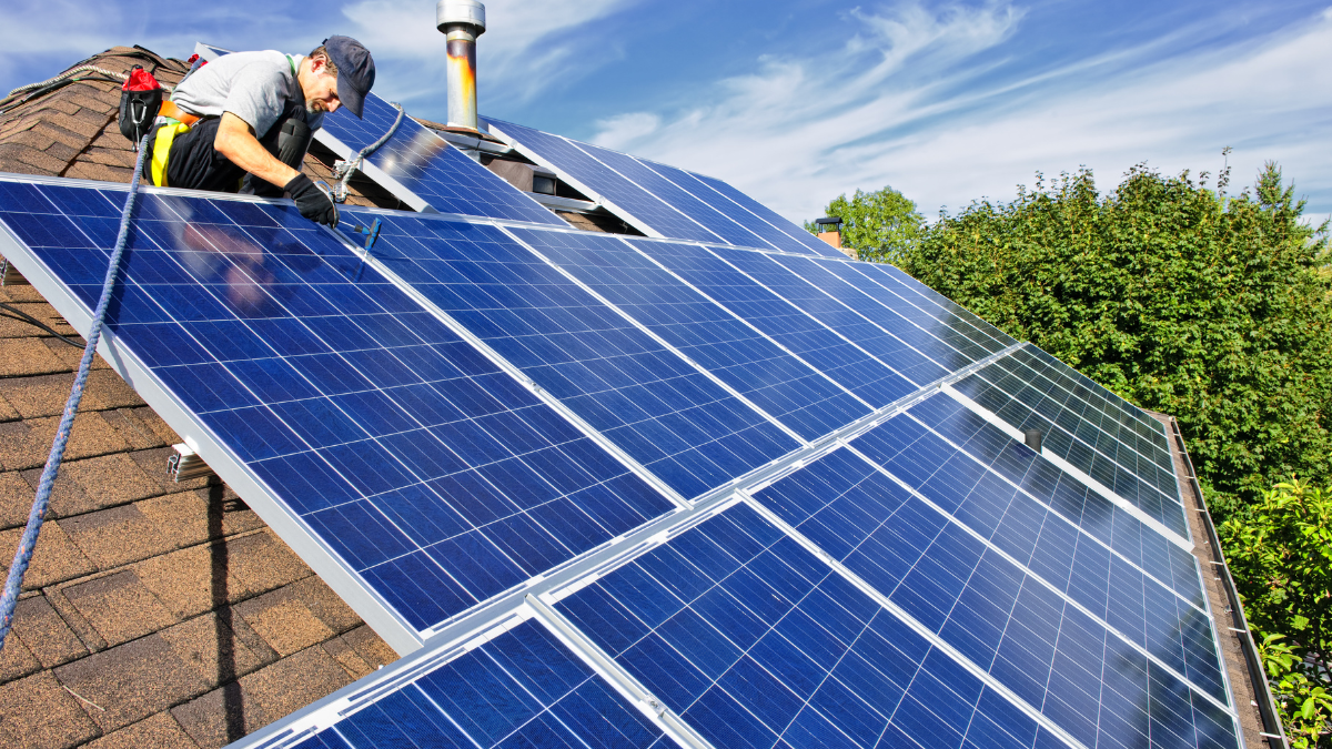 Defensoría cuestiona cambios en paneles solares por falta de claridad y pruebas