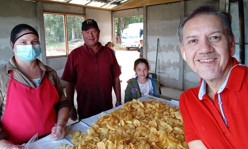 Sabe ¿cómo se hacen las papas tostadas artesanales?