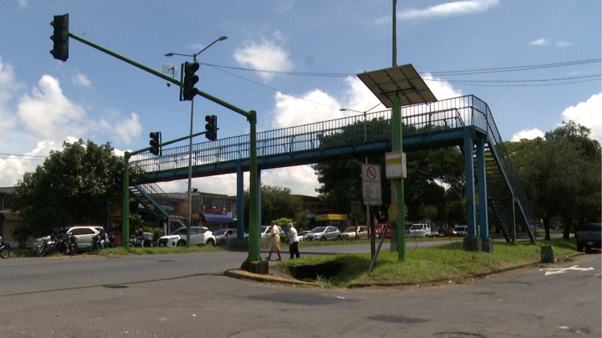 Vecinos de Hatillo 6 exigen accesibilidad en puente peatonal