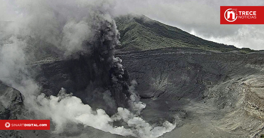 Volcán Poás sigue expulsando ceniza, hoy alcanzó los 500 metros de altura