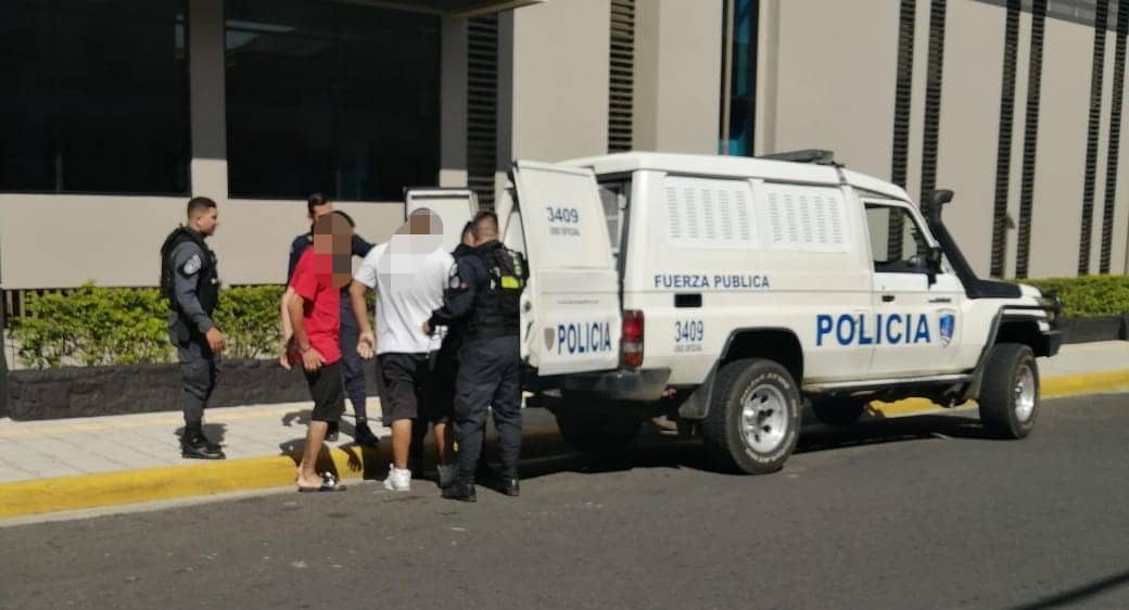 Falsos clientes amordazan y dejan en lote baldío a conductor de plataforma para robarle auto