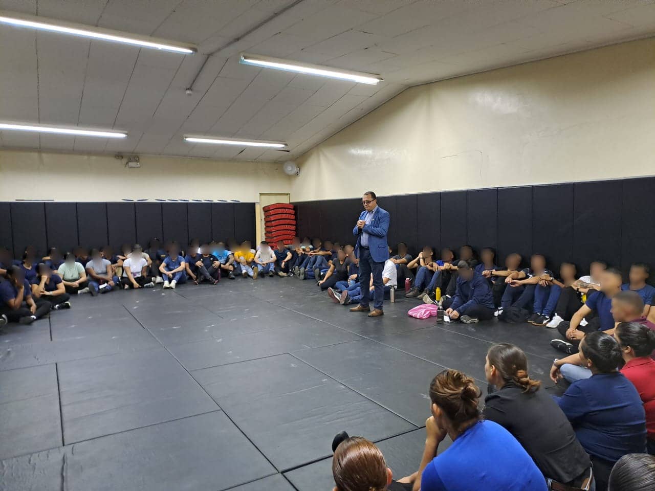 Policía penitenciario muere al caerle encima marco de cancha 