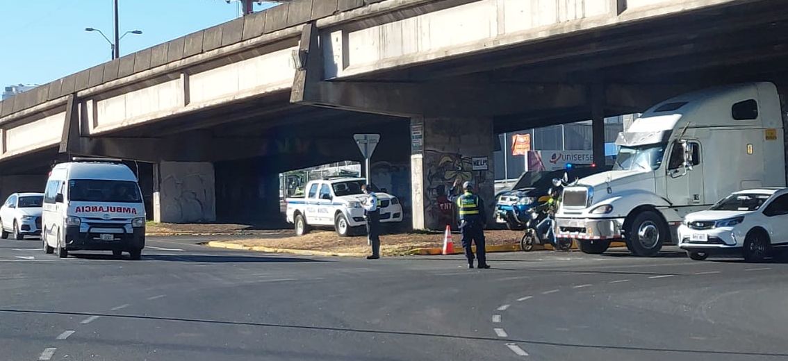 Policías municipales se unen para regular tránsito durante presas