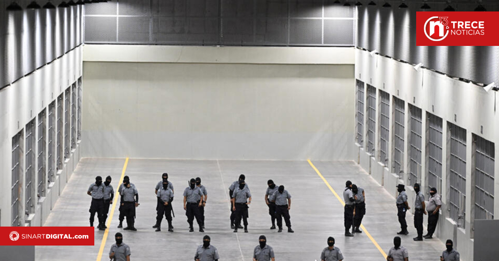 Secretaria de Seguridad de EEUU llega a El Salvador para visitar cárcel