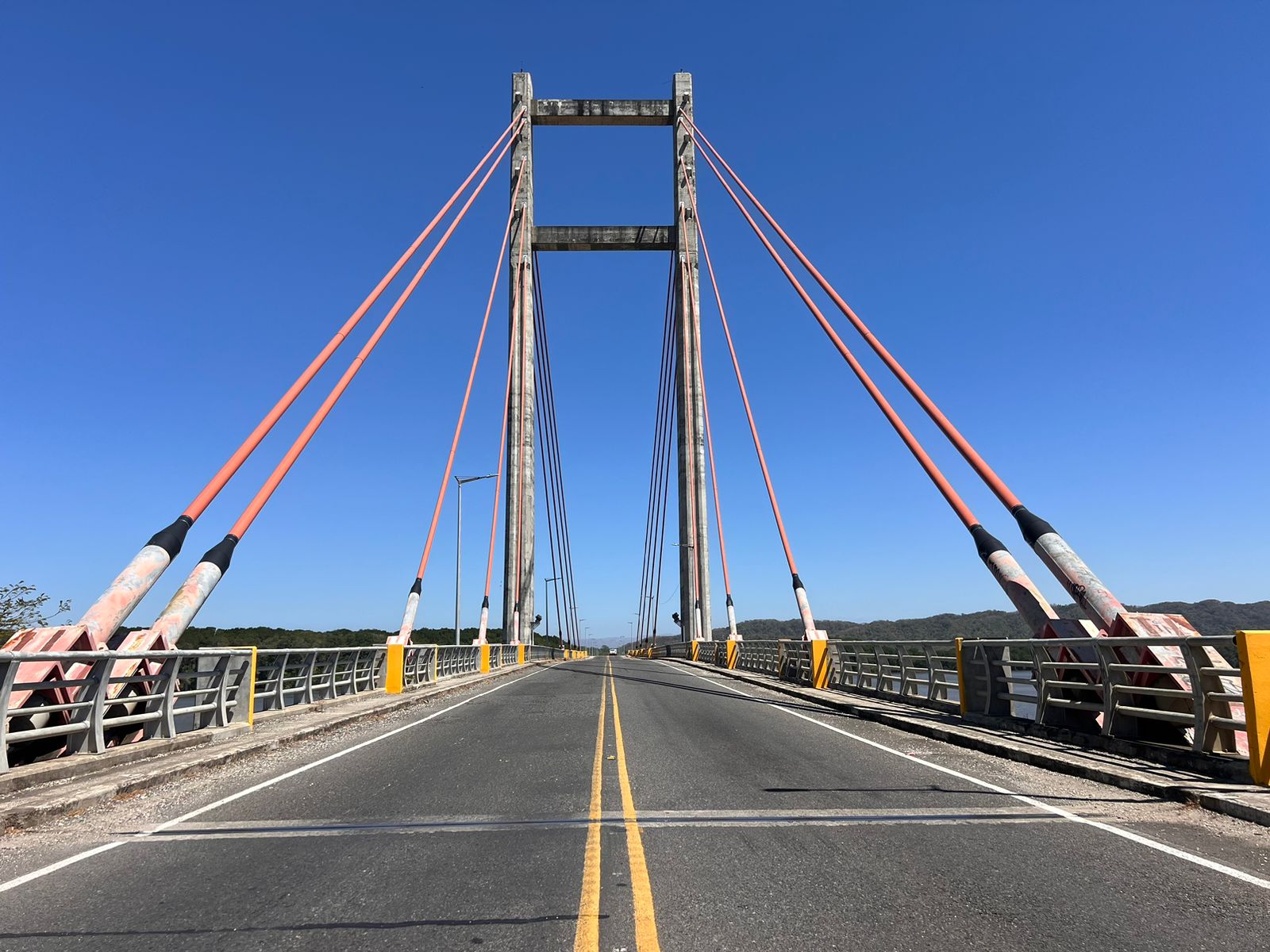 Estudiantes y docentes de Guanacaste contarán con transporte ante cierre del Puente la Amistad