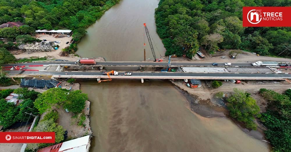 Paso regulado en puente sobre río Barranca por obras de rehabilitación
