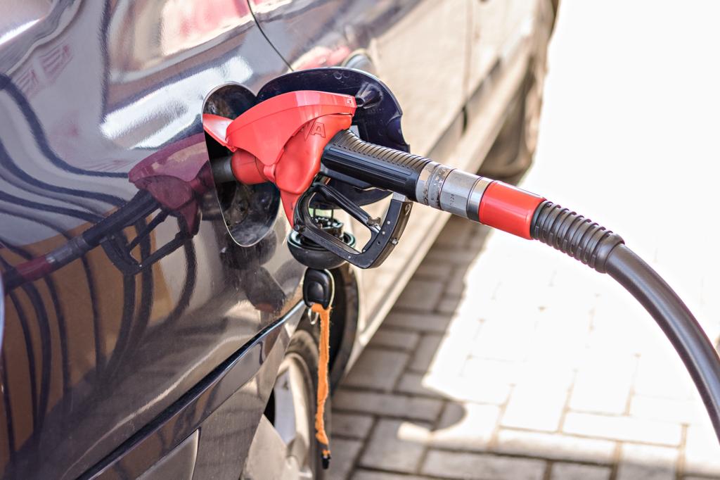 La próxima semana baja el precio de los combustibles