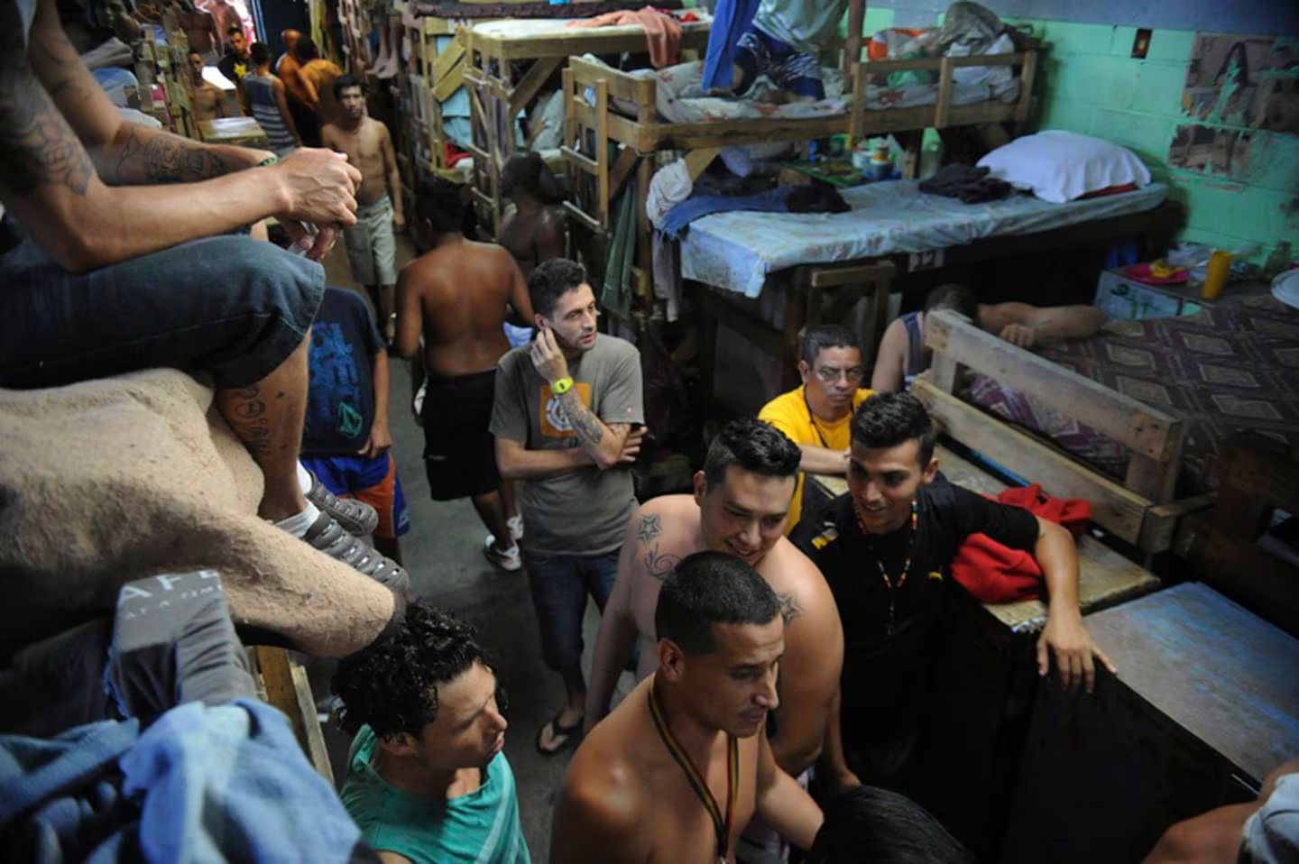 Reos usan hasta teléfonos satelitales para burlar bloqueo de señal celular 