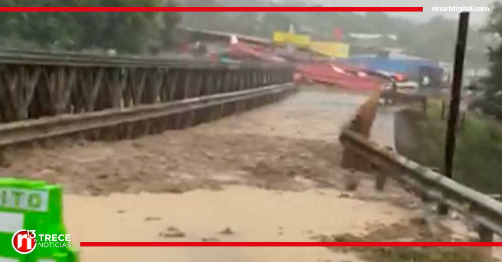 Videos de cabeza de agua y avalancha en río Aguas Zarcas