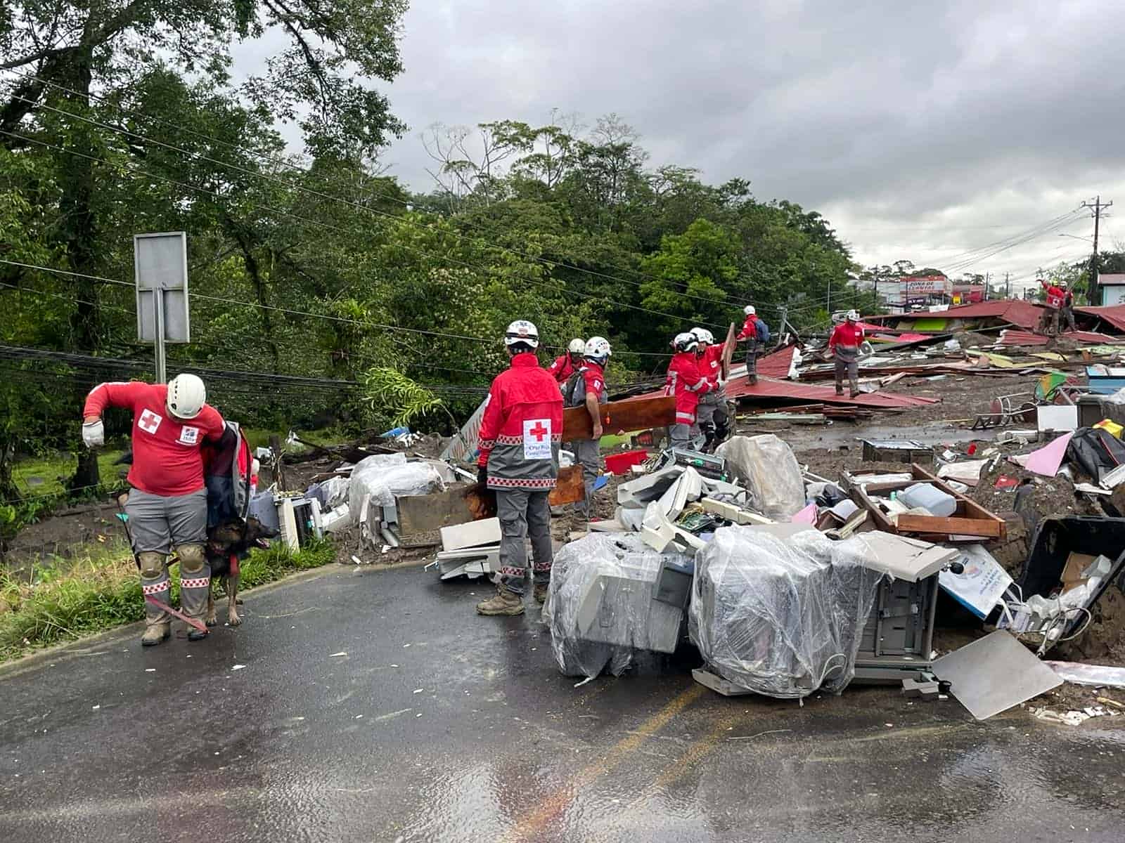 Emergencia en San Carlos: 50 cruzrojistas realizan escombreo