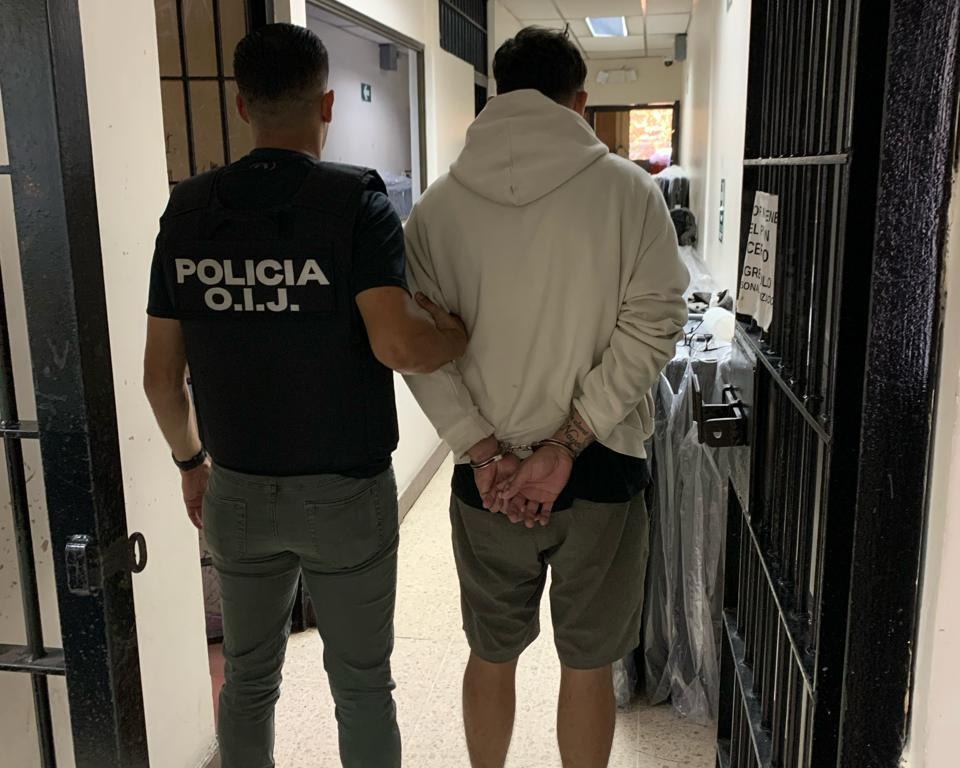 Sujetos caen por robar ¢5 millones a mujer que iba a hacer depósito bancario