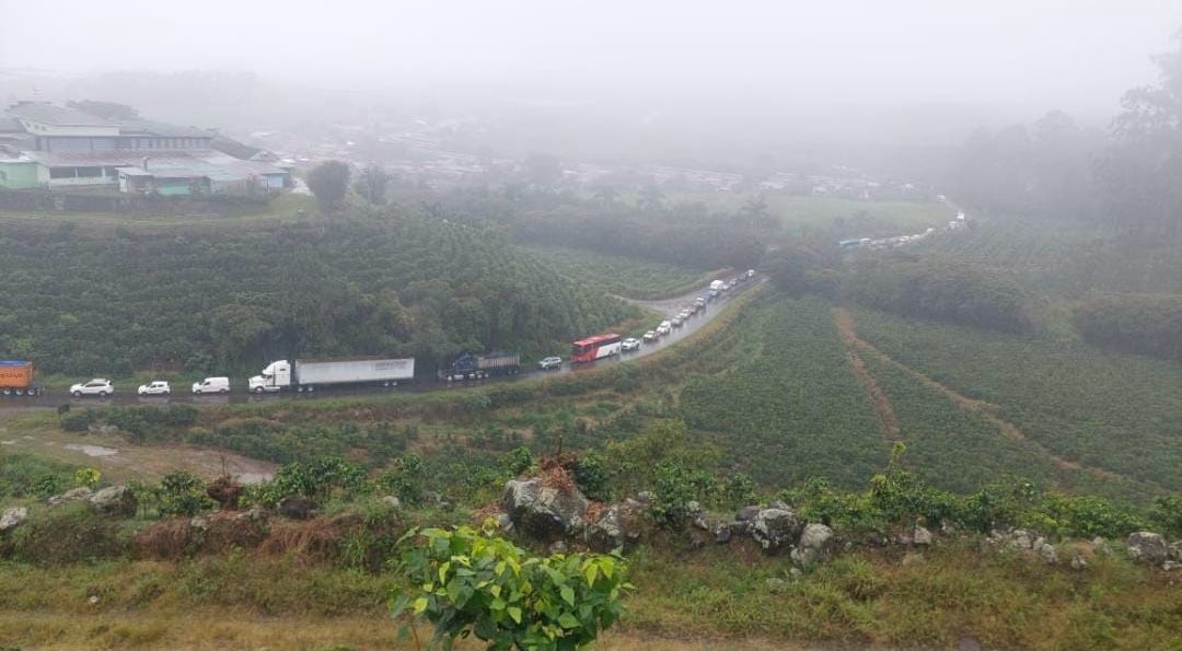 Cierre de ruta 32 colapsa vías alternas hacia Limón