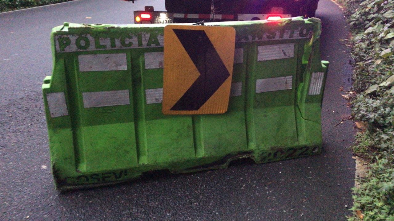 Reabren ruta 32 tras permanecer cerrada dos horas por derrumbe  