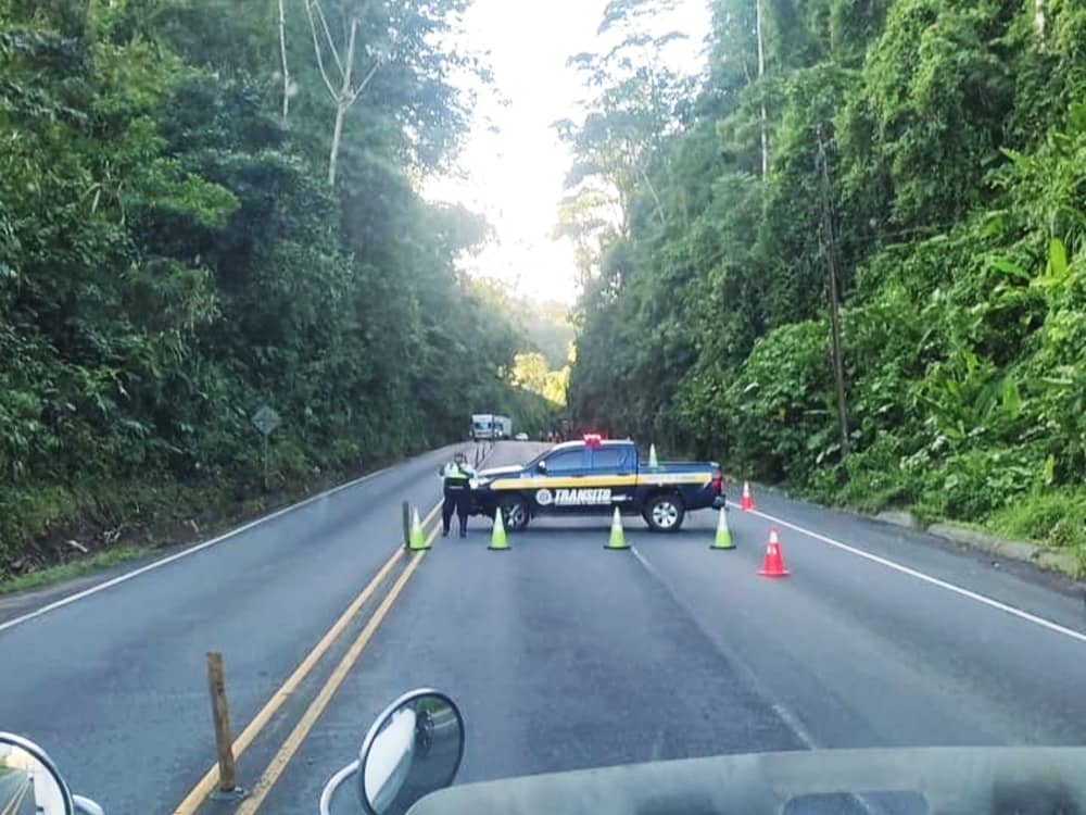Cierran ruta 32 por derrumbes