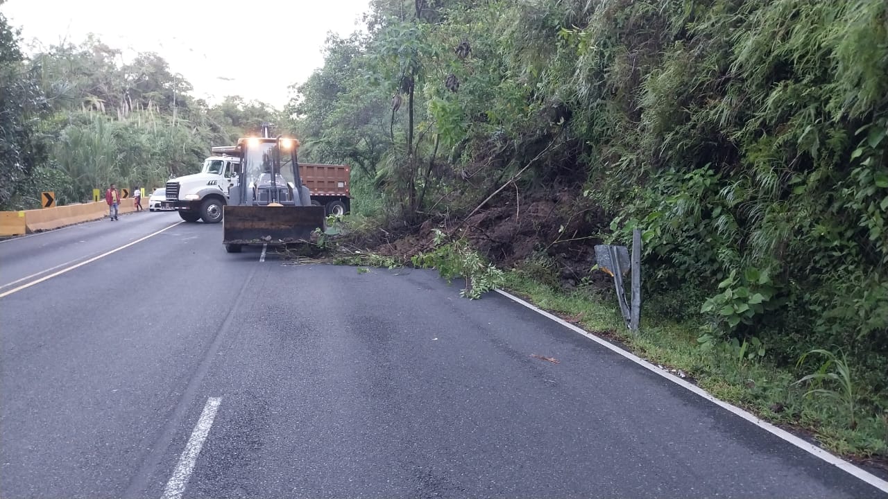 Reabren ruta 32 tras permanecer poco más de un día cerrada