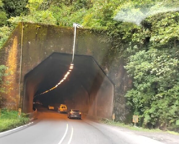 Reabren ruta 32 tras limpiar derrumbe