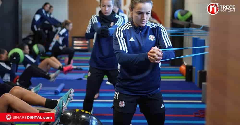 Femenina trabaja en moderno centro de entrenamiento en Nueva Zelanda
