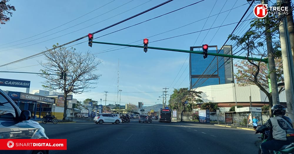 1.950 choferes multados por irrespetar semáforo en rojo