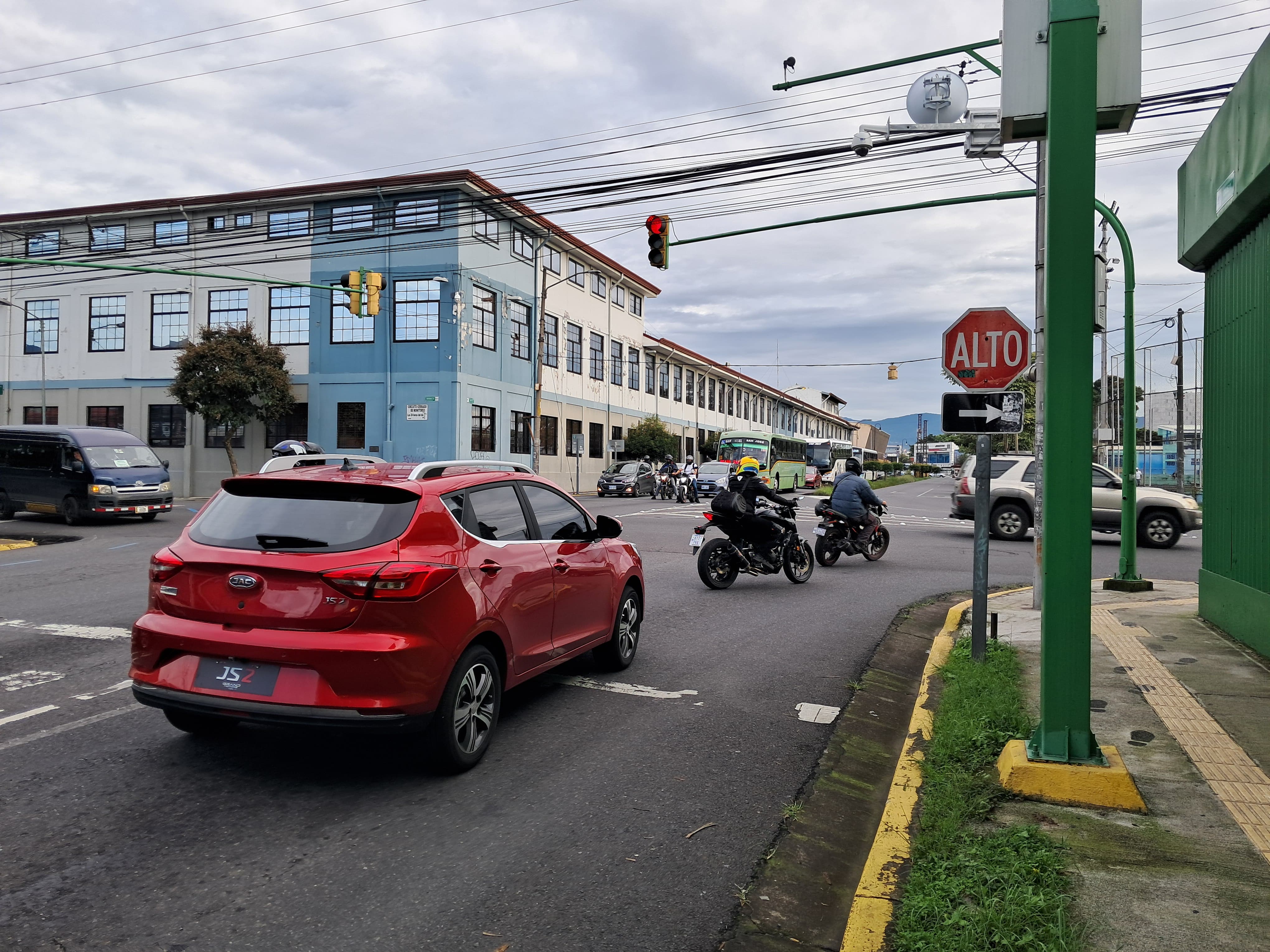 Policía de Tránsito recuerda normas para semáforos en horas nocturnas
